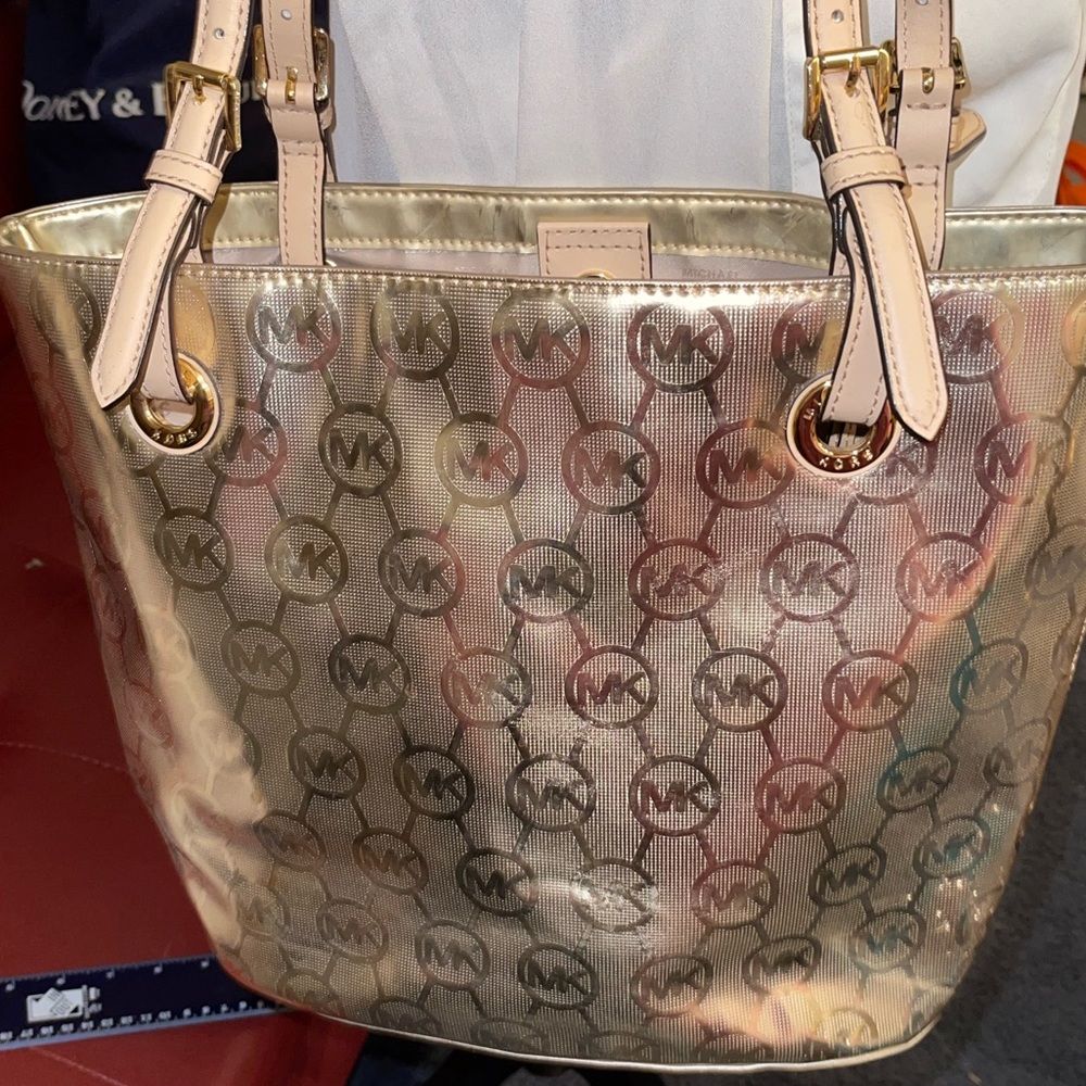 MICHAEL KORS METALLIC GOLD LOGO HANDBAG USED CONDITION